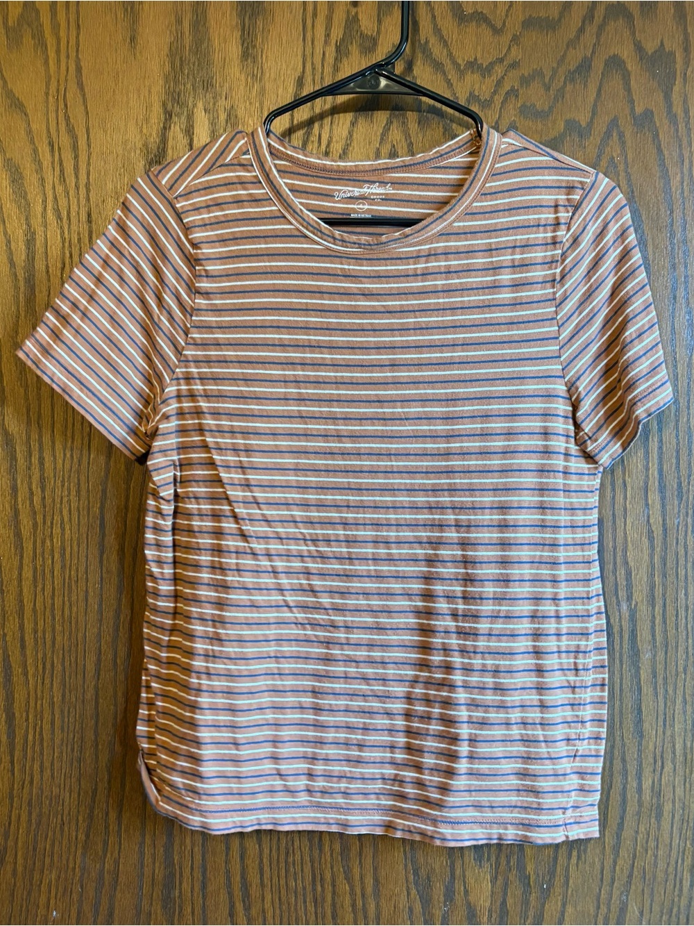 Universal threads striped tee
